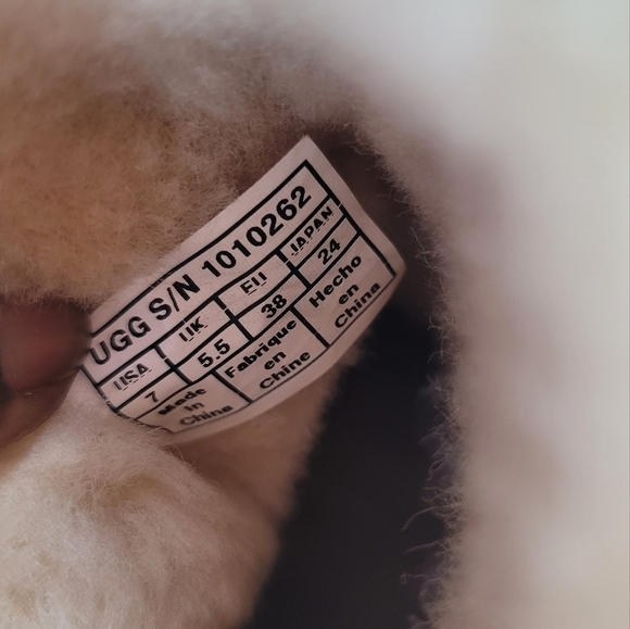 UGG CLASSIC SHORT SERAPE CREAM BOOTS Women Size 7 - Picture 6 of 8